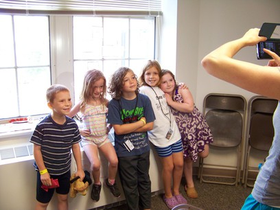 Joey, Victoria, Willian, Debby, Noa, and Amber (staff, taking picture).